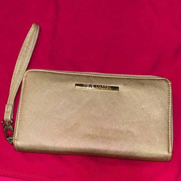 Steve Madden Handbags - Steve Madden Metallic Gold Wristlet